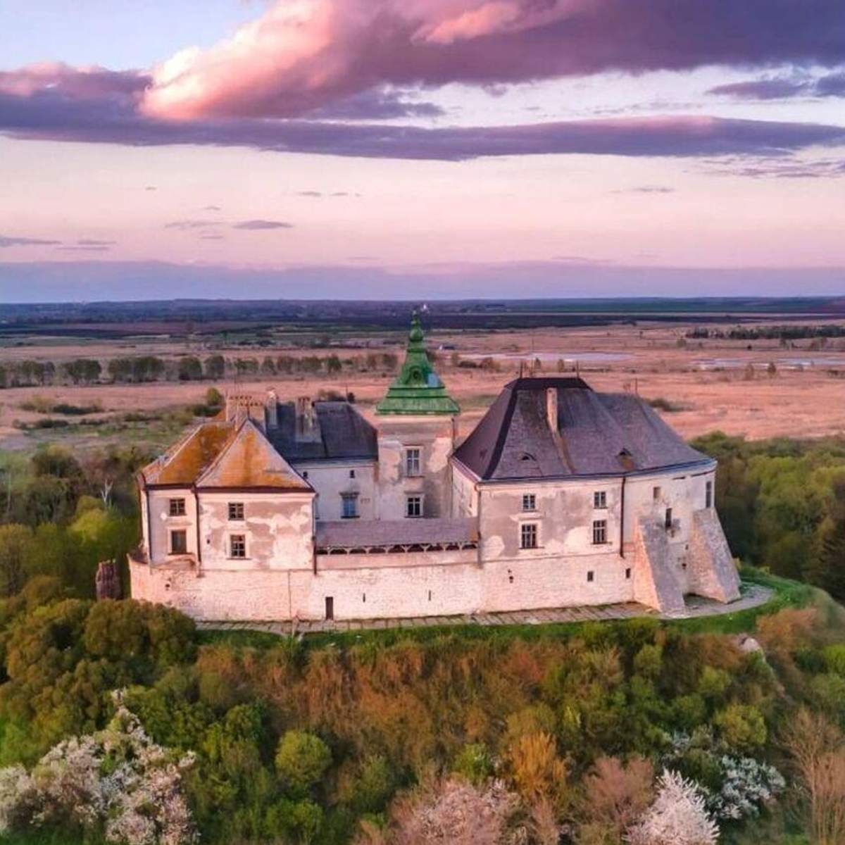 Львовская область. Олесский замок. Олесский замок Западная Украина. Олеський замок на Львівщині. Замки Золотая подкова Галиции.