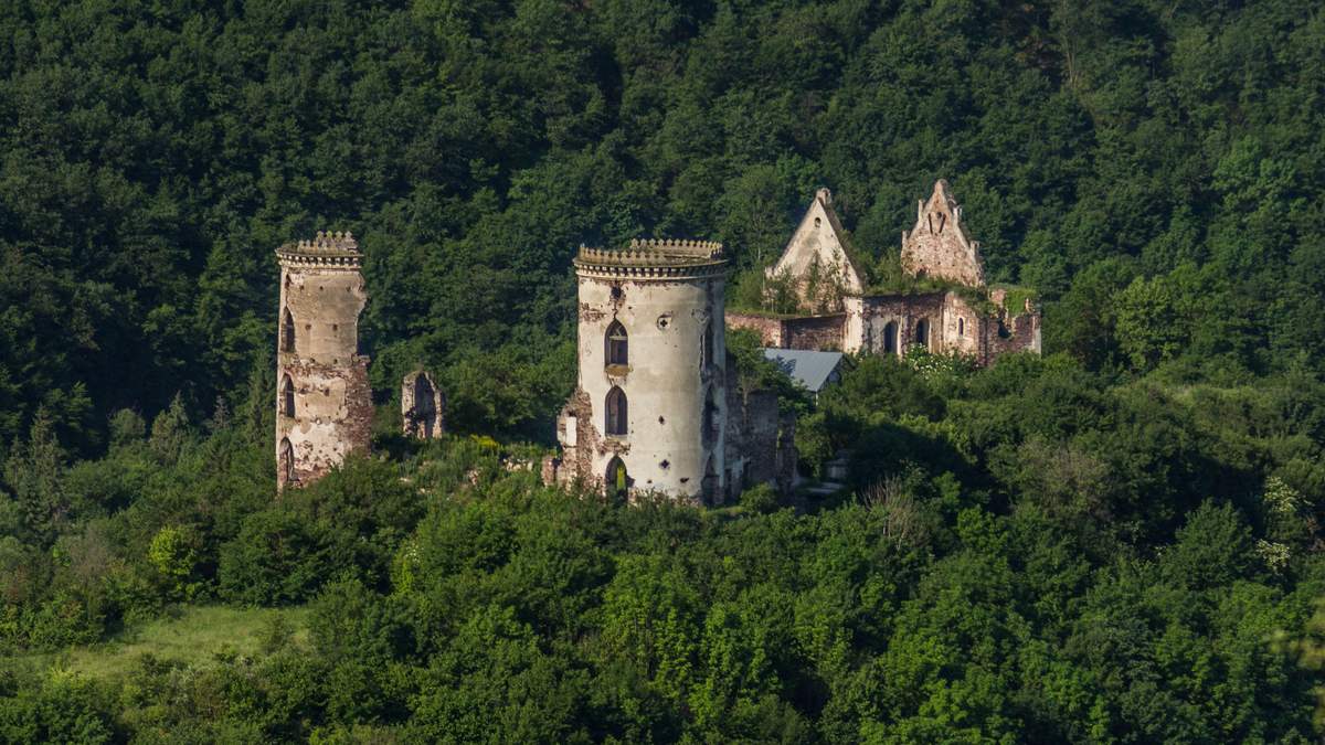 Занедбані українські палаци та замки, які зникають на очах