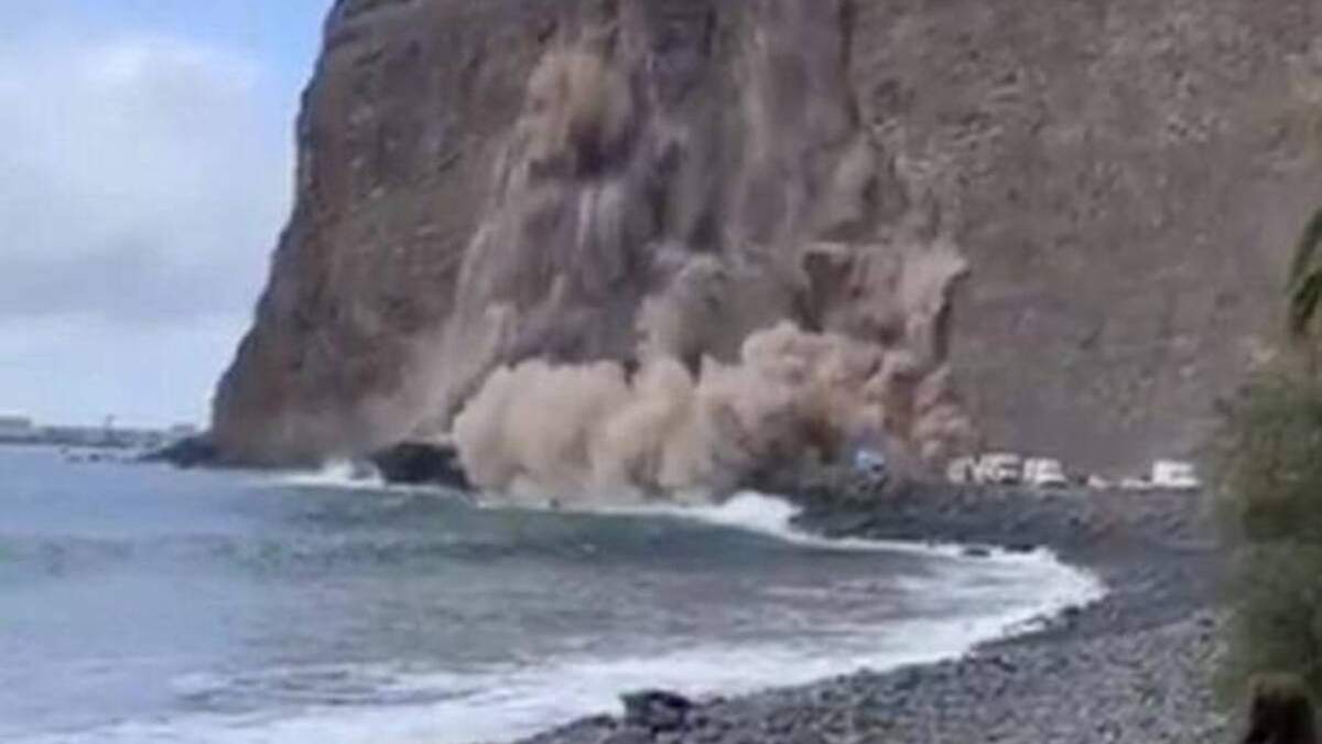 На Канарах обвалилася скеля в океан