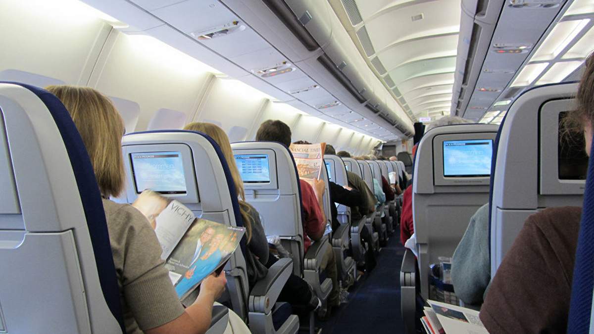 Пассажир обезумел во время полета, напал на стюардессу и захотел открыть дверь