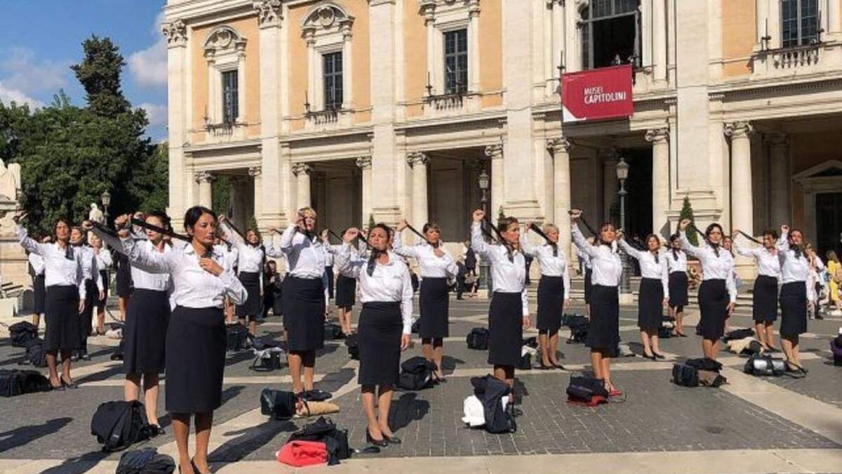 Стюардеси роздяглися в центрі Риму на знак протесту
