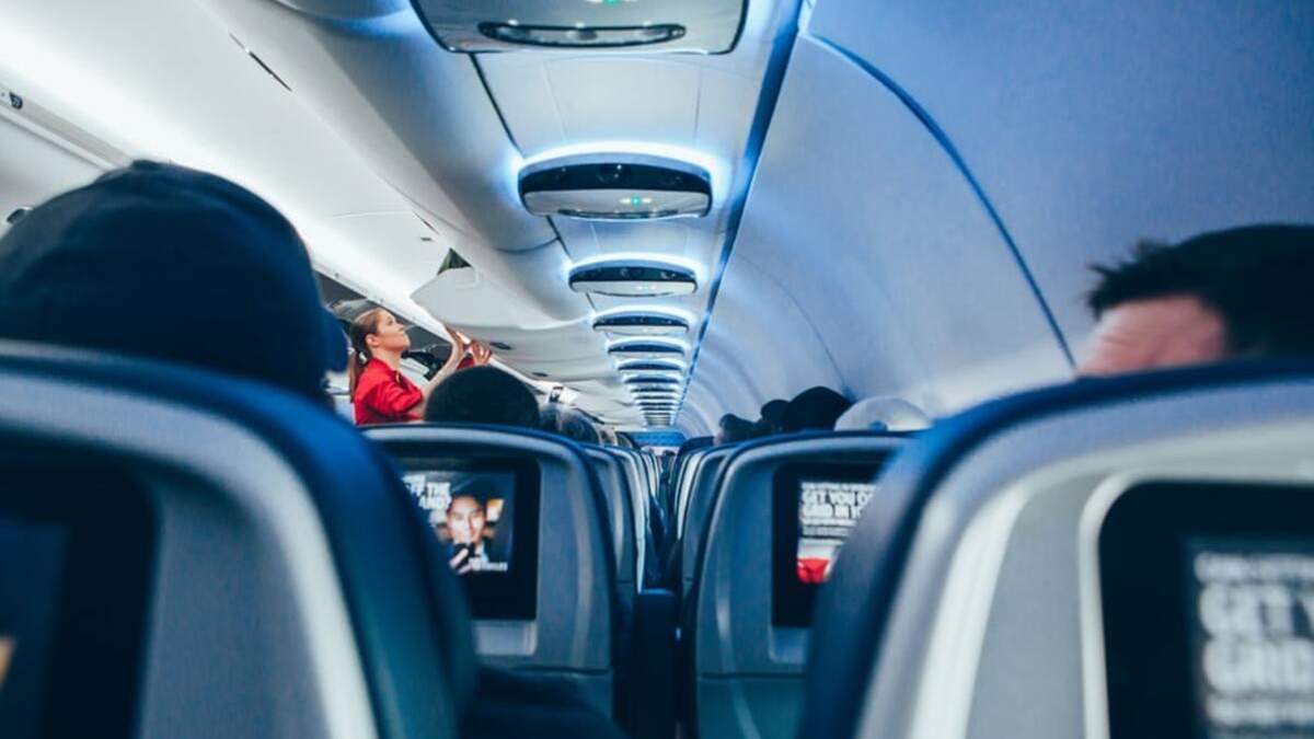 Відверте фото стюардеси у панчохах в кабіні пілотів здивувало мережу - Travel