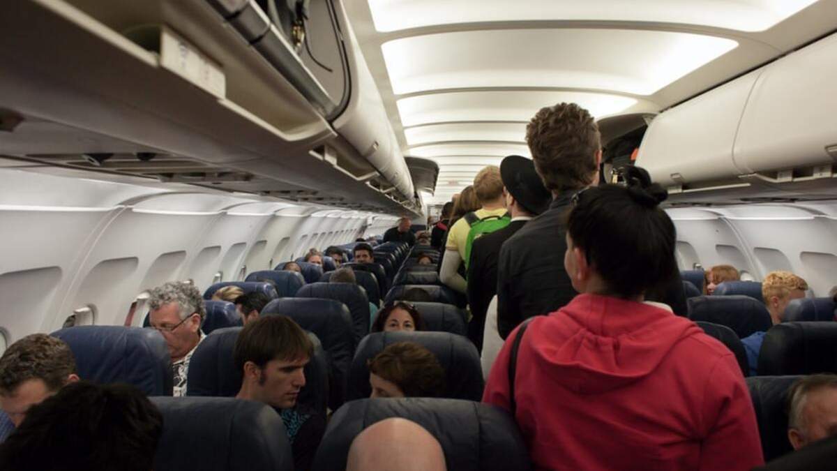 Стюардесса дала совет по спасению на борту самолета 