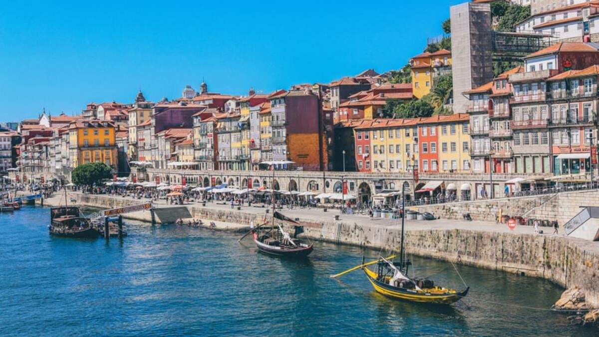 Португалия восстанавливает ограничения для всех прибывших