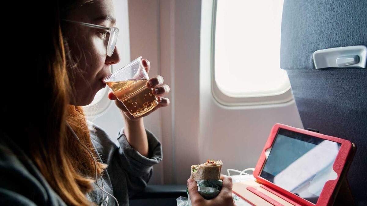 Це викликає погане самопочуття: яку їжу та напої не варто брати в літак - Travel
