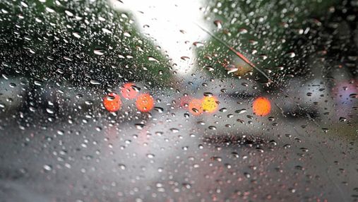 Як їздити в дощ: правила безпечного водіння