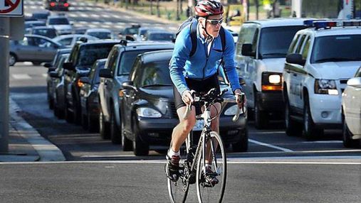 Як велосипедисту вберегти себе на дорозі: правила дорожнього руху