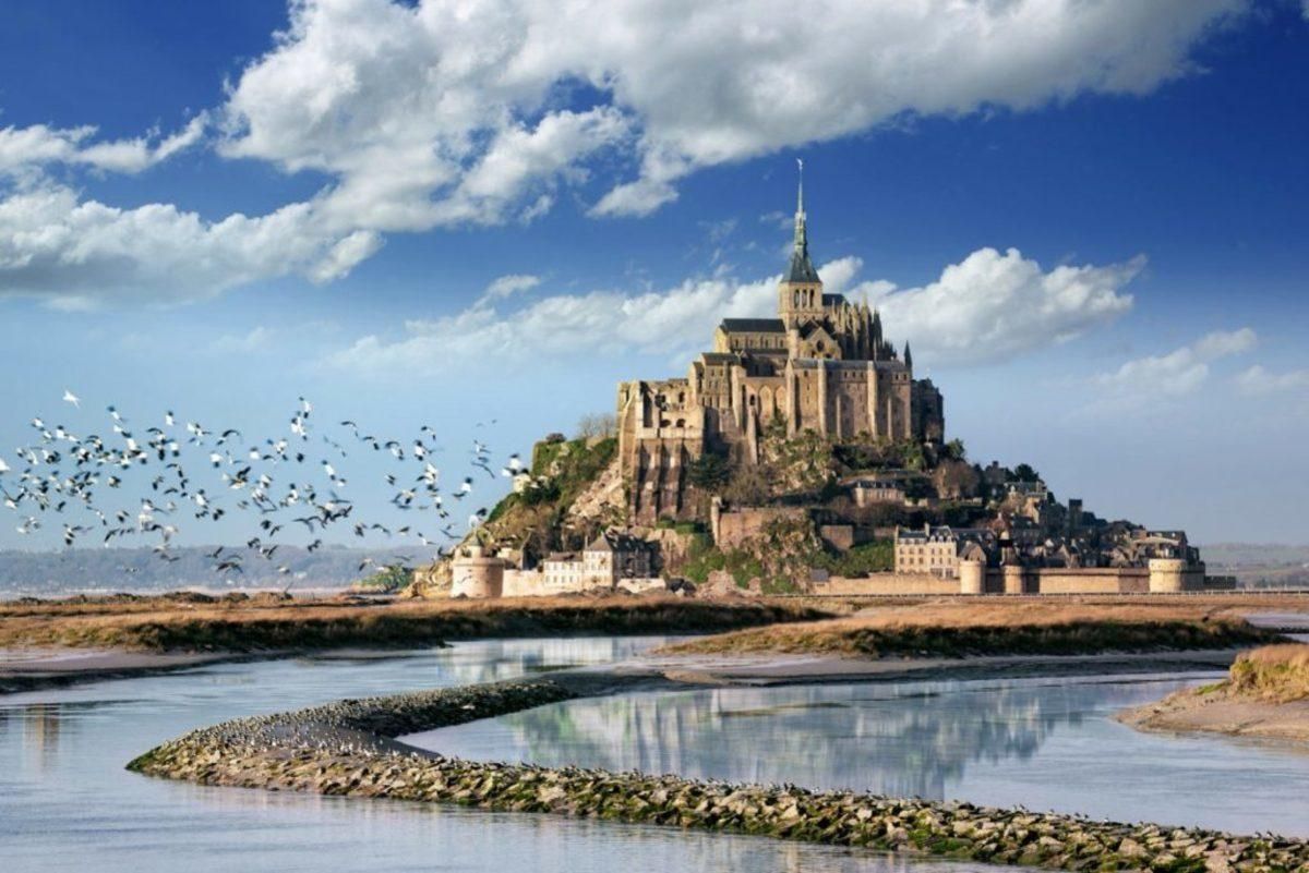Унікальний замок старого світу у Франції: романтичний Мон-Сен-Мішель