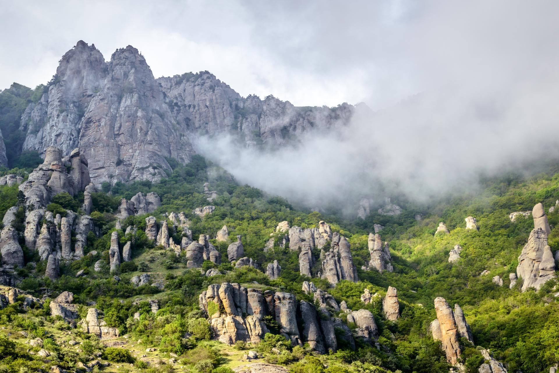 Долина привидів: дивовижні скелі на схилі гори Демерджі