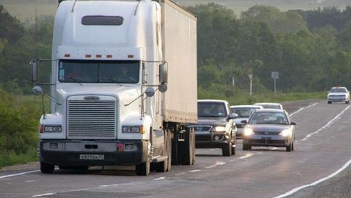Найпоширеніші помилки водіїв при обгоні вантажівки, які створюють небезпеку на дорозі