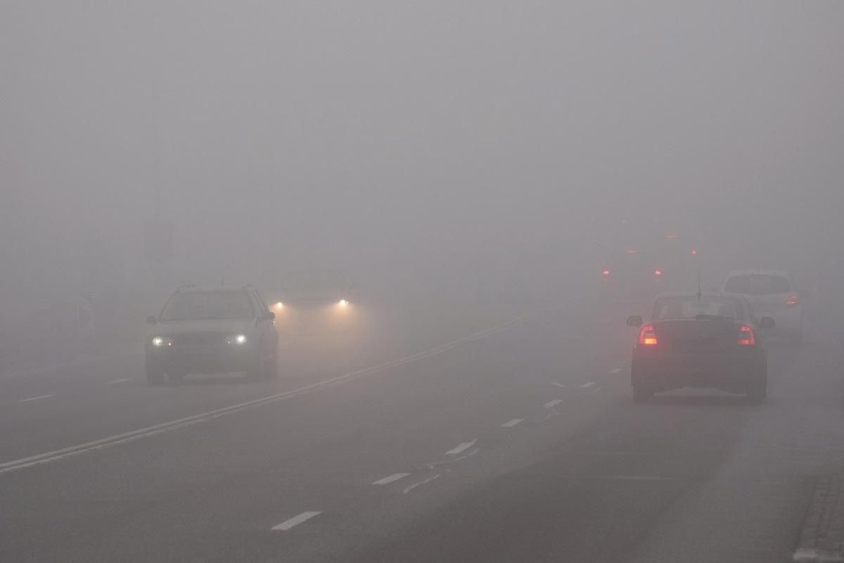 Осінні мандрівки: безпечне керування автомобілем в туманну погоду