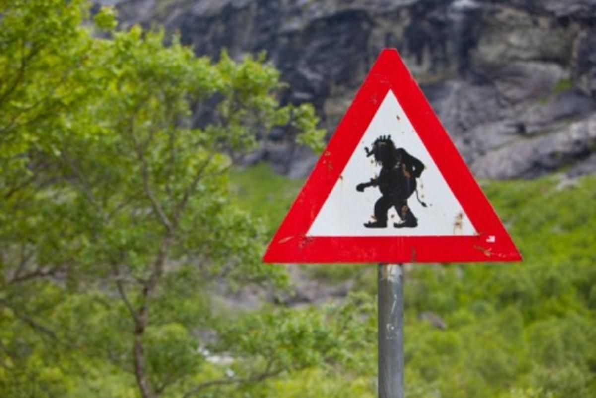 Незвичайні дорожні знаки у різних країнах світу Незвичайні дорожні знаки у різних країнах світу