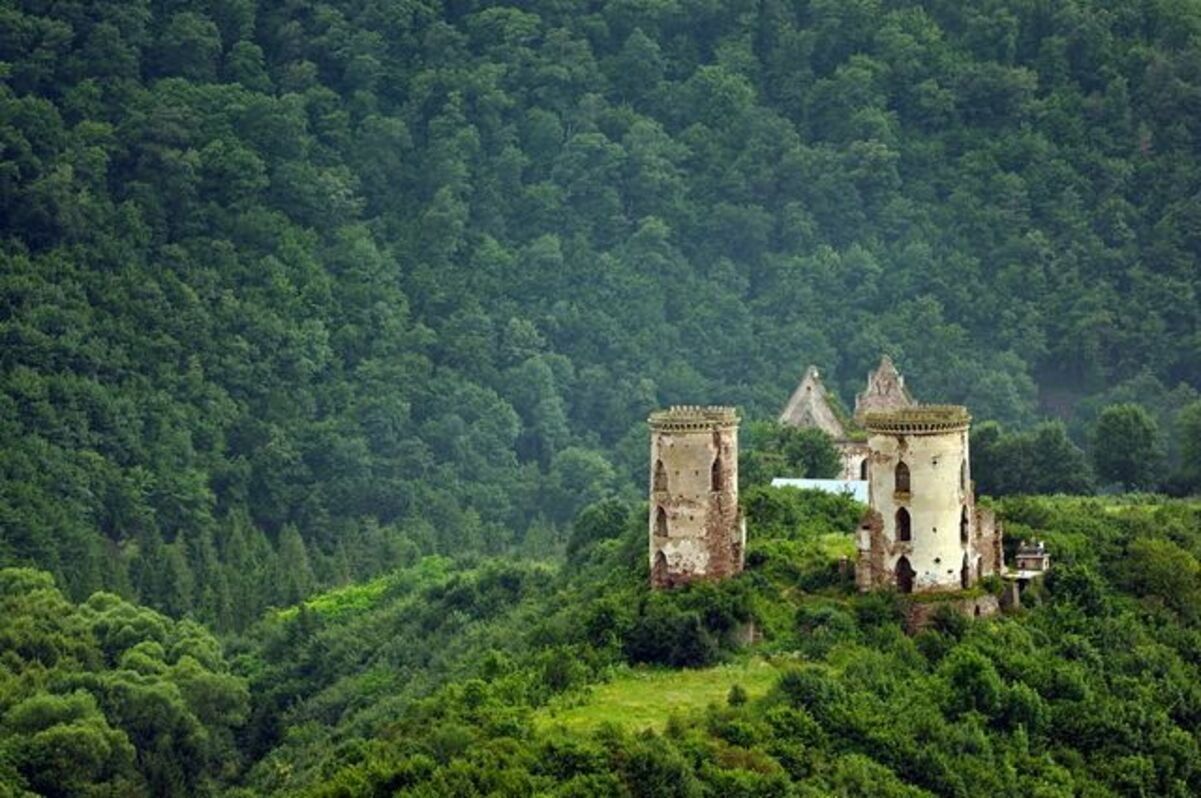 Червоногородський замок: занедбана твердиня, яка зникає на очах