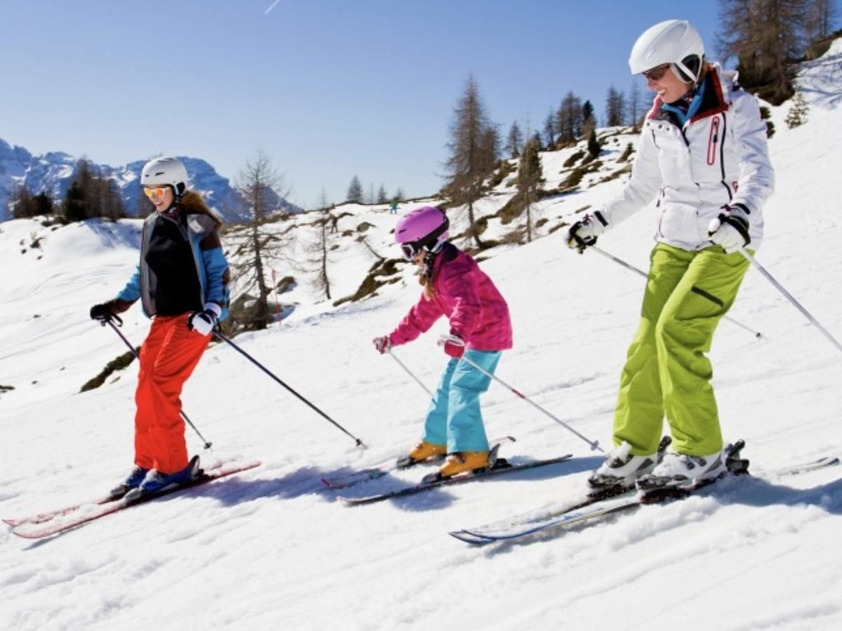 На Закарпатті вже можна покататися на лижах: де стартував зимовий сезон