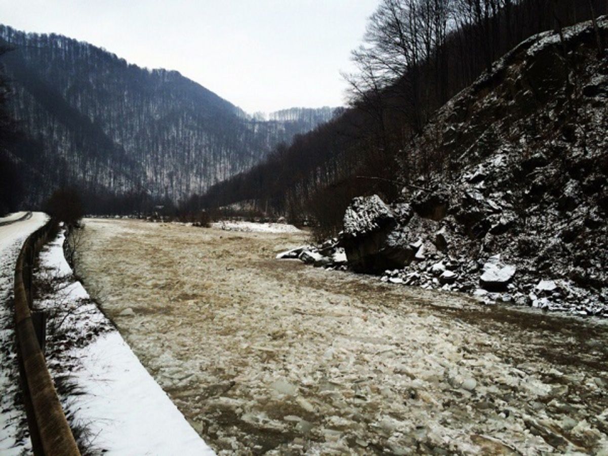 Льодохід на Чорному Черемоші: неймовірне відео з Карпат вразило мережу Льодохід на Чорному Черемоші: неймовірне відео з Карпат вразило мережу