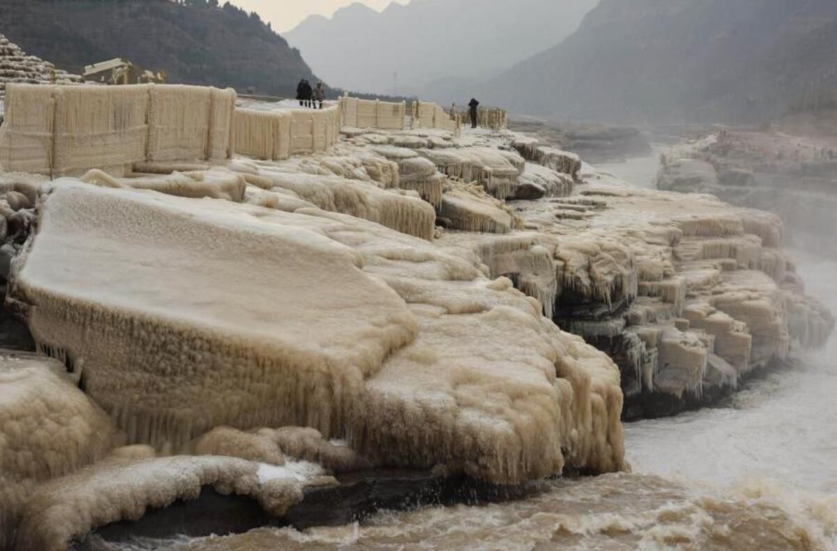 У Китаї відомий жовтий водоспад перетворився на "нефритовий льодопад"