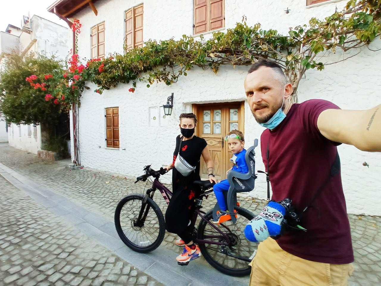 Украинская путешествующая семья исследует Турцию на велосипедах: видео