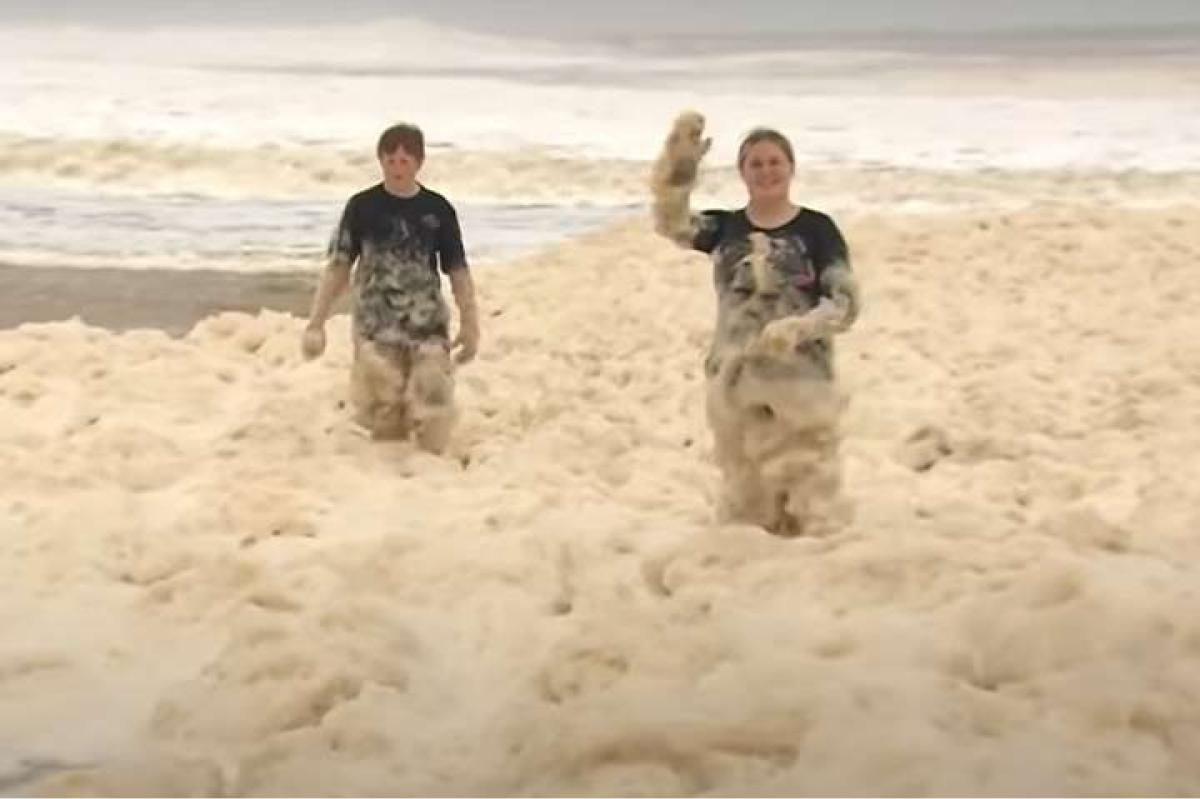 В Австралії берег вкрила унікальна густа піна: фото і відео