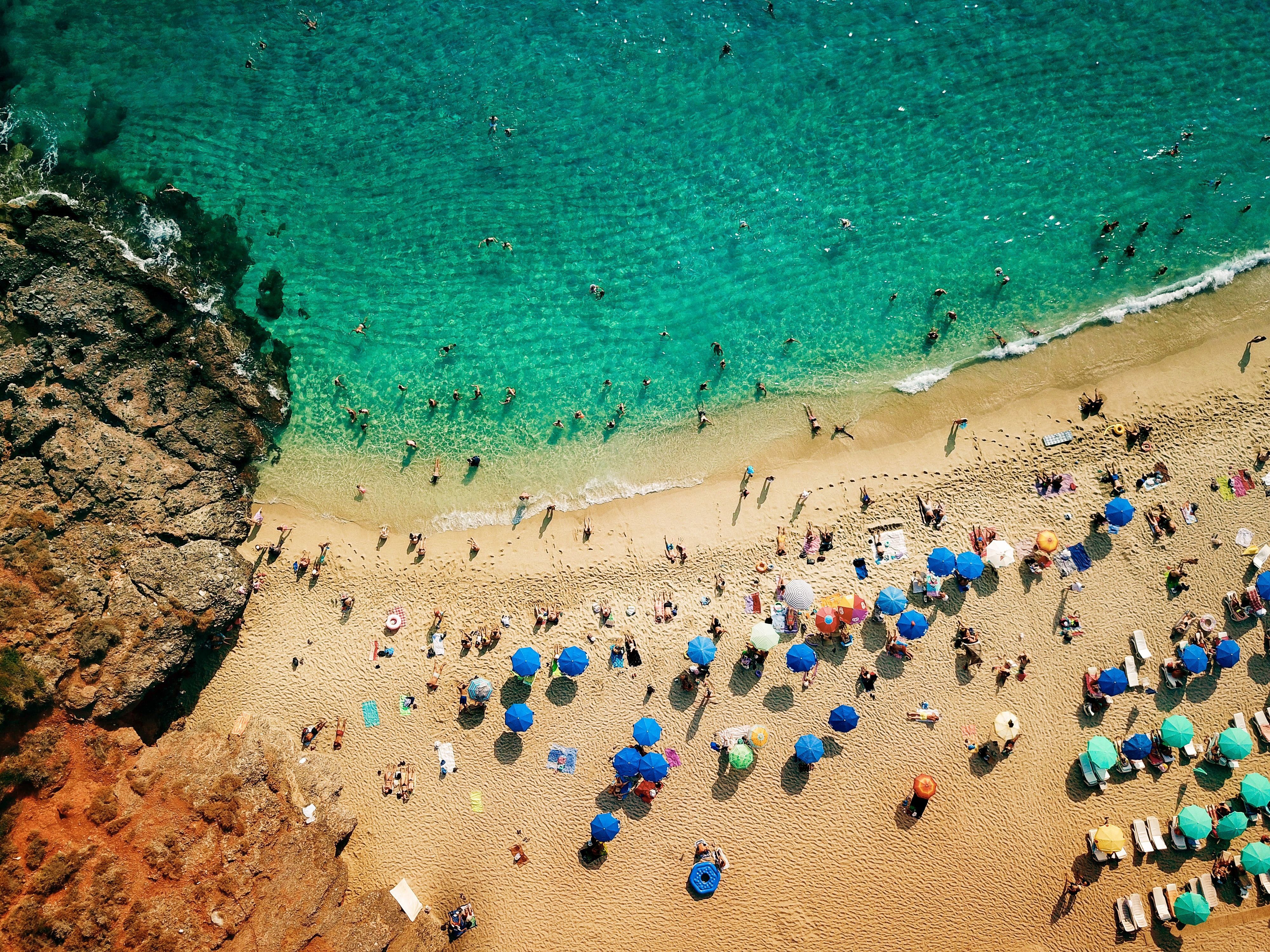 У Туреччині люди зможуть заряджати гаджети від пляжних парасольок