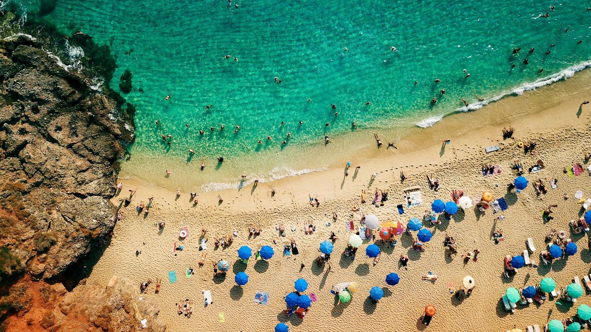 В Турции люди смогут заряжать гаджеты от пляжных зонтиков