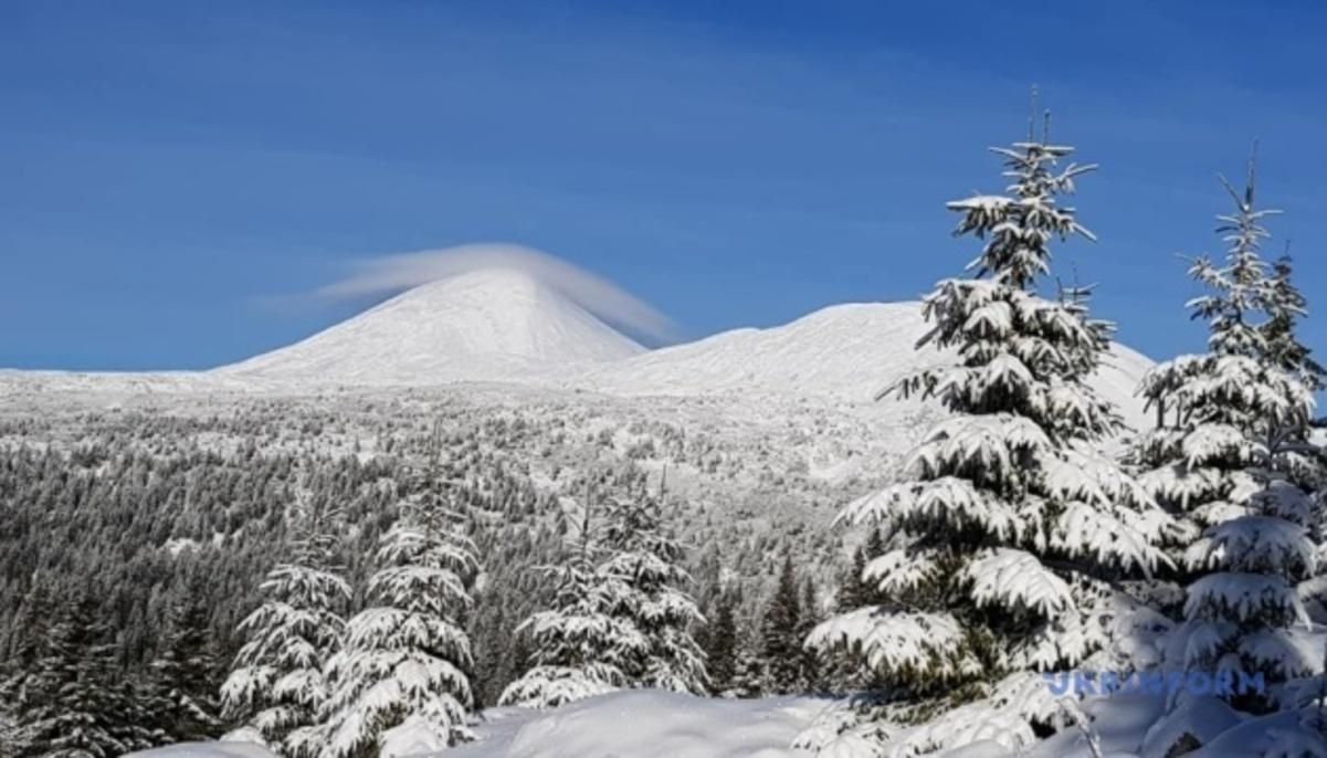 Черногорский хребет украинских Карпат покрыло снегом: живописные фото
