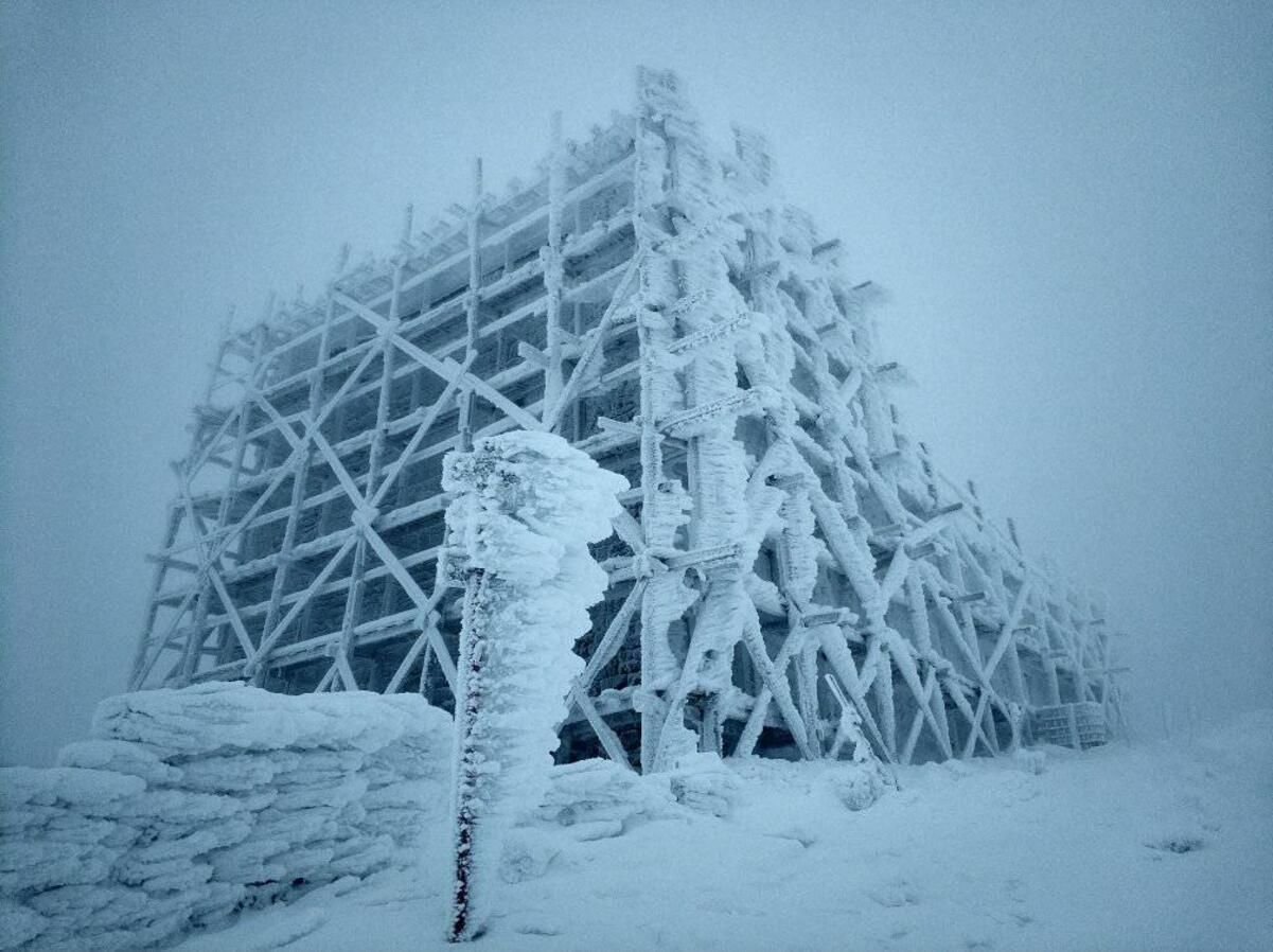 У Карпатах шторм та намерзання криги У Карпатах шторм та намерзання криги