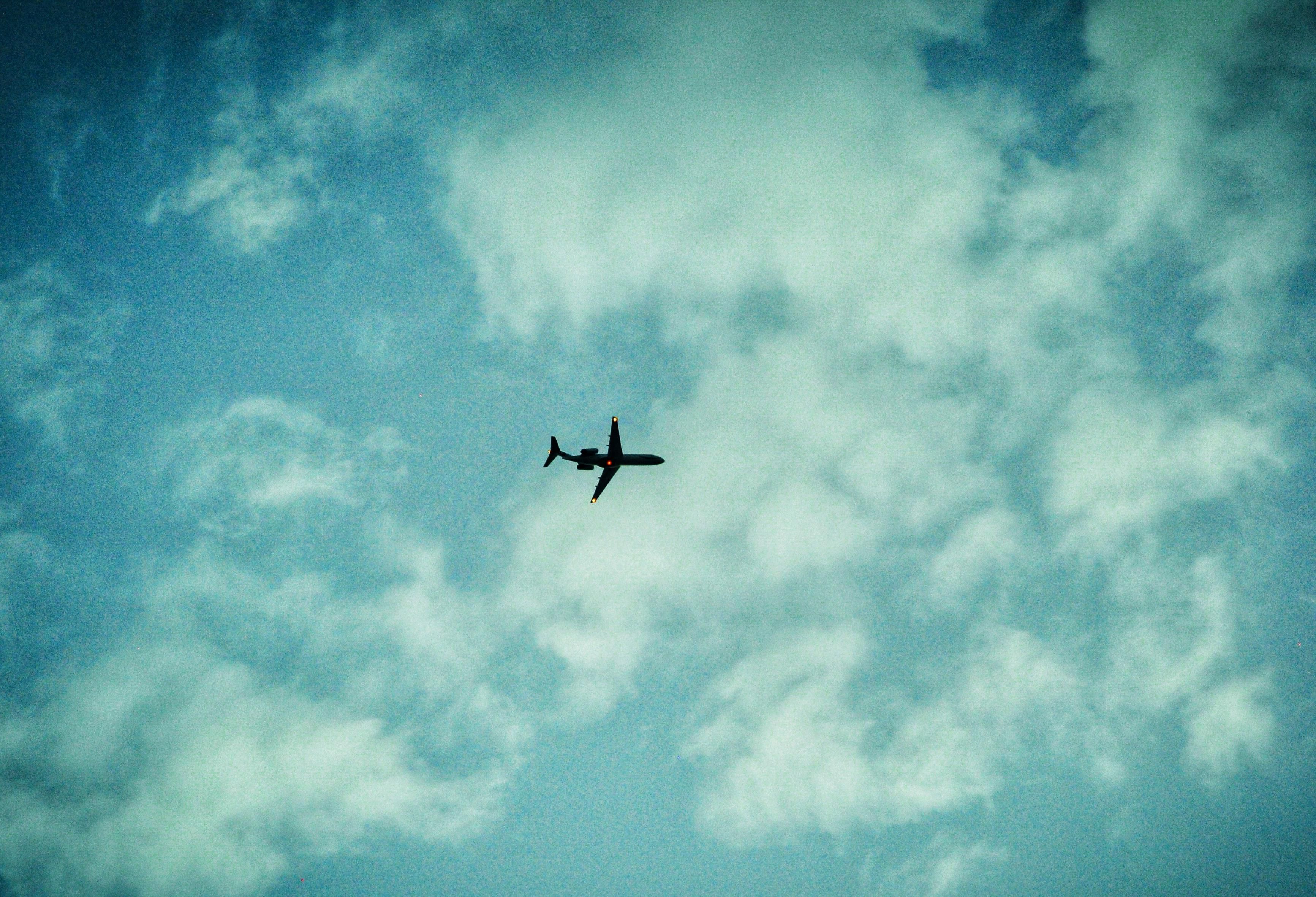 Пілот намалював шприц у небі Пілот намалював шприц у небі