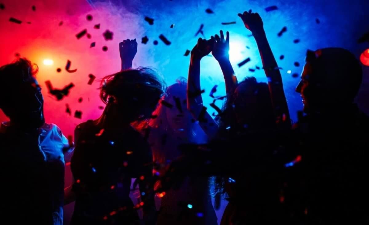 Турист сходив на вечірку під час відпочинку і був оштрафований на 13 000 доларів Турист сходив на вечірку під час відпочинку і був оштрафований на 13 000 доларів