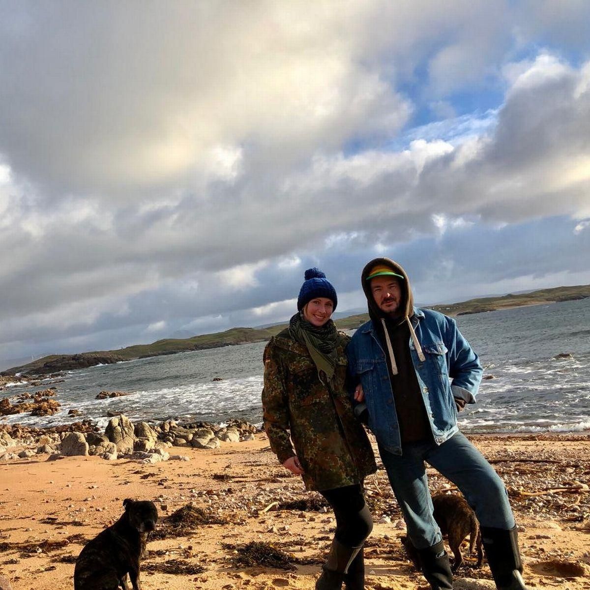 Пара ізолювалася на маленькому острові без світла через коронавірус Пара ізолювалася на маленькому острові без світла через коронавірус