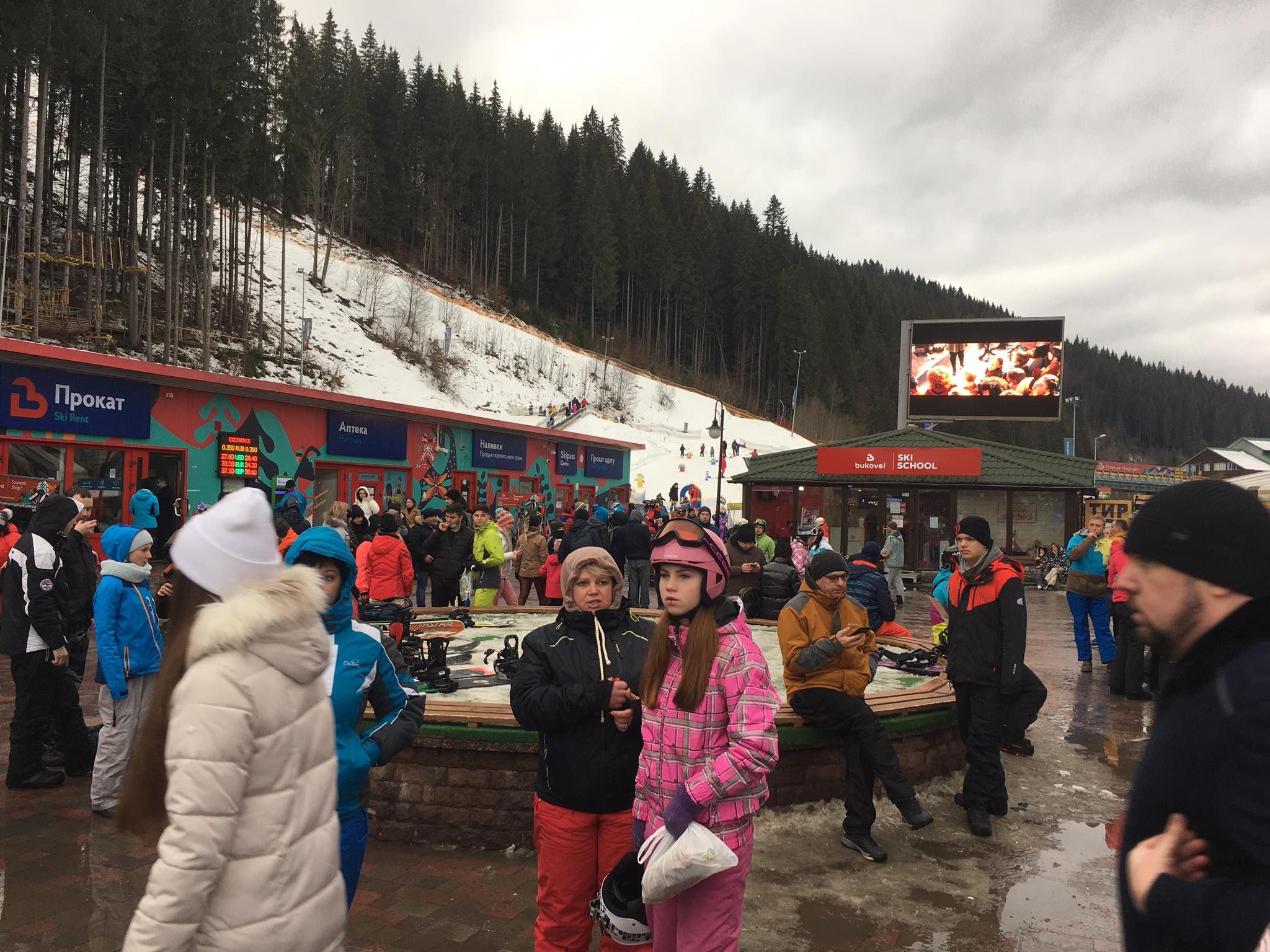 Як туристи порушують карантин у Буковелі Як туристи порушують карантин у Буковелі