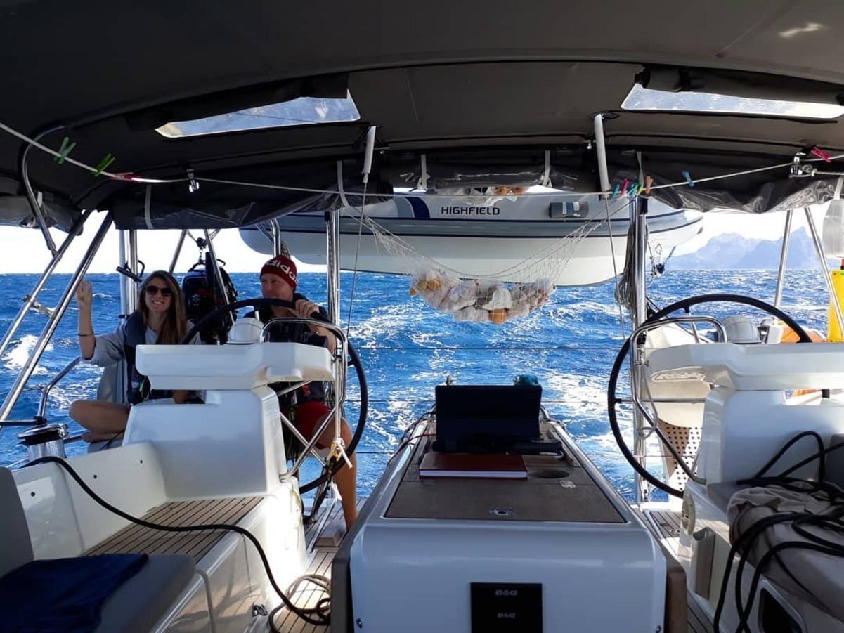 Сім'я з Угорщини вирушила в навколосвітню подорож на яхті Сім'я з Угорщини вирушила в навколосвітню подорож на яхті