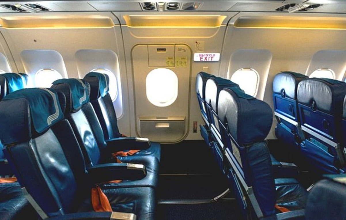 Почему из аварийных выходов в самолетах дует холодом Почему из аварийных выходов в самолетах дует холодом