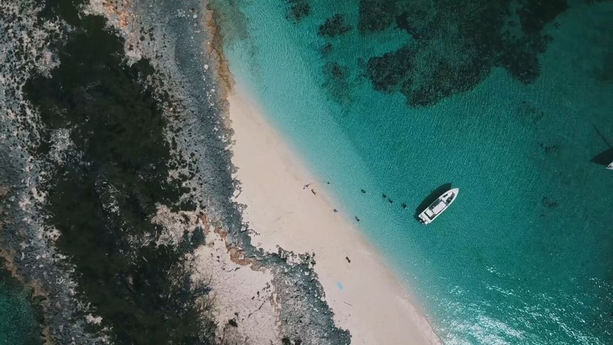 С необитаемого острова спасли 3 человек, которые пробыли там 33 дня С необитаемого острова спасли 3 человек, которые пробыли там 33 дня