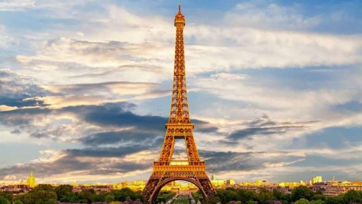 Ейфелеву вежу у Парижі перефарбують в інший колір