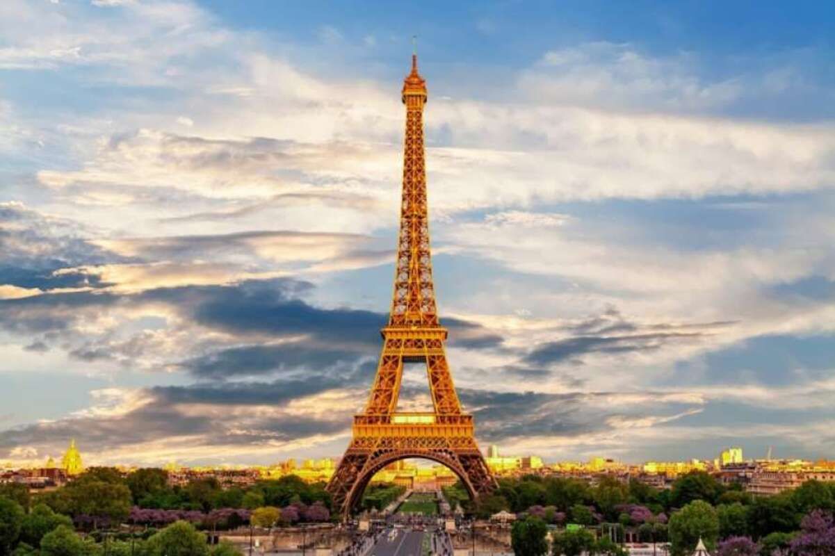 Эйфелеву башню в Париже перекрасят в другой цвет