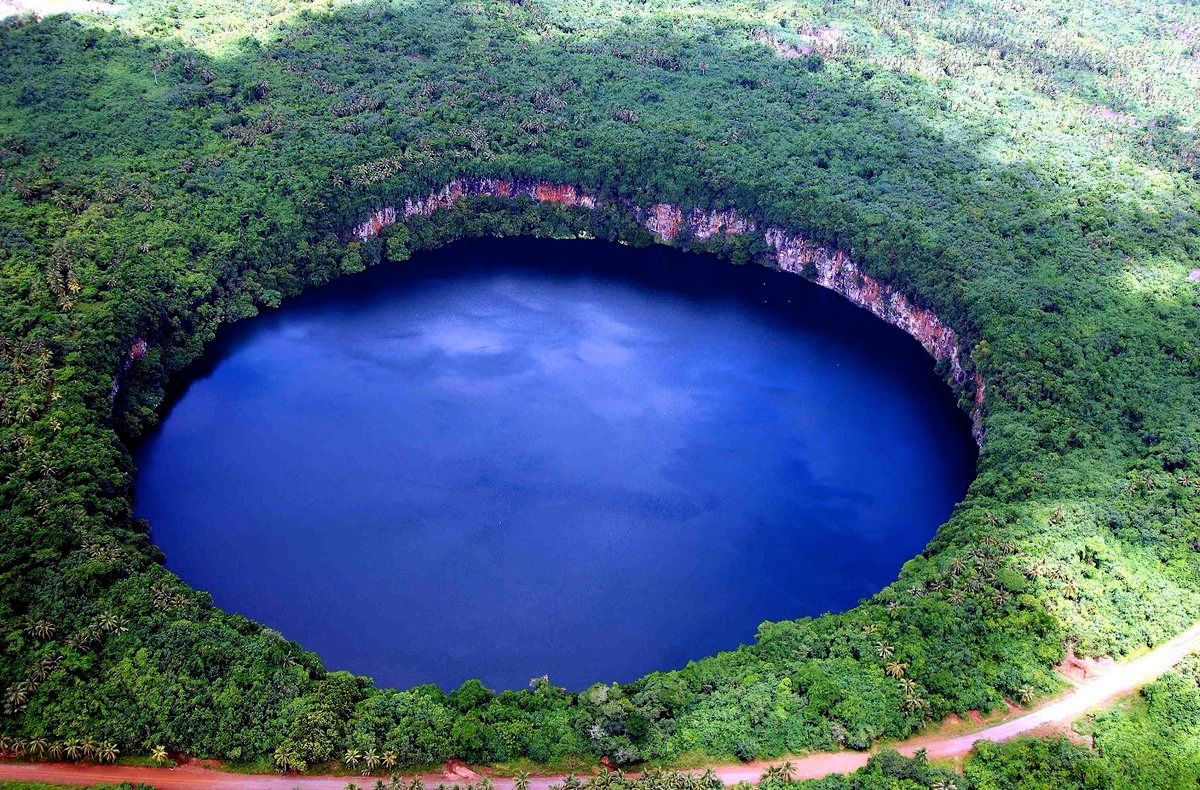 Ідеально кругле вулканічне озеро Лалолало в Тихому океані: фото, відео
