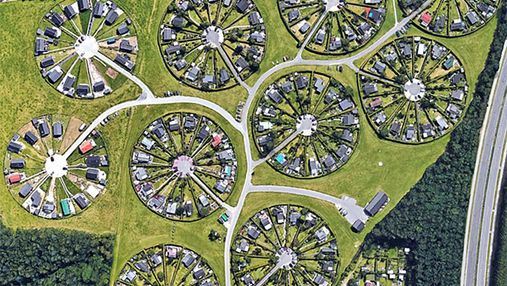Дивовижне місто-сад в Данії, в якому люди живуть у будинках по колу: неймовірні фото