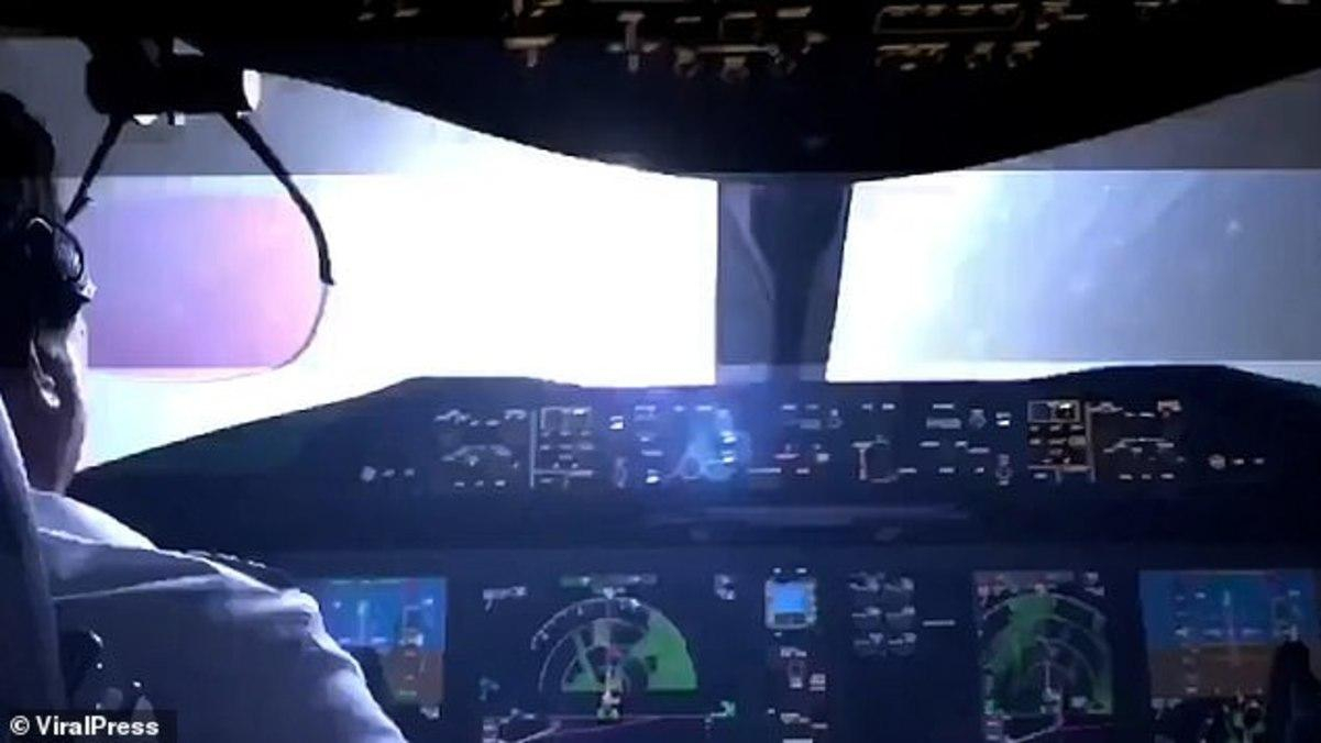 В пасажирський літак влучила блискавка: відео
