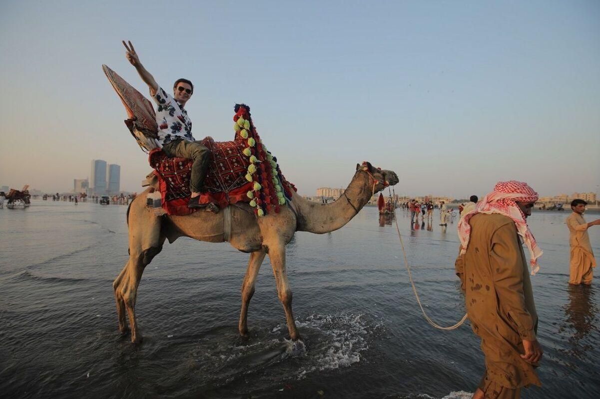 Дмитрий Комаров побывал на уникальном пляже Клифтон Дмитрий Комаров побывал на уникальном пляже Клифтон