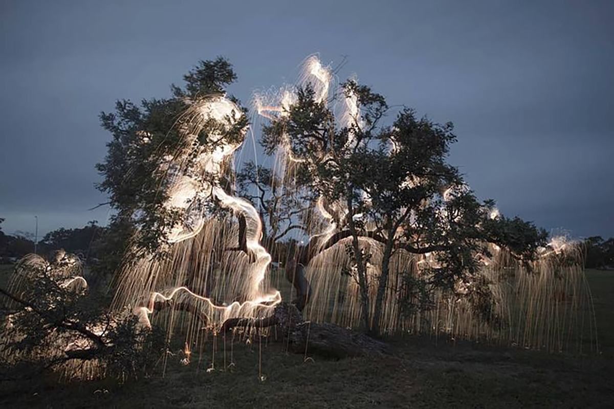 Фотограф использует фейерверки и создает магические световые картины