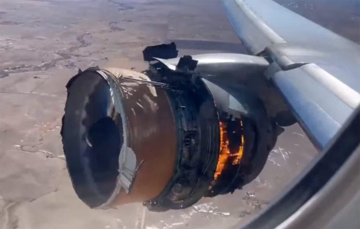 Пассажиры United Airlines хотят 50 000 долларов за испуг от взрыва двигателя самолета