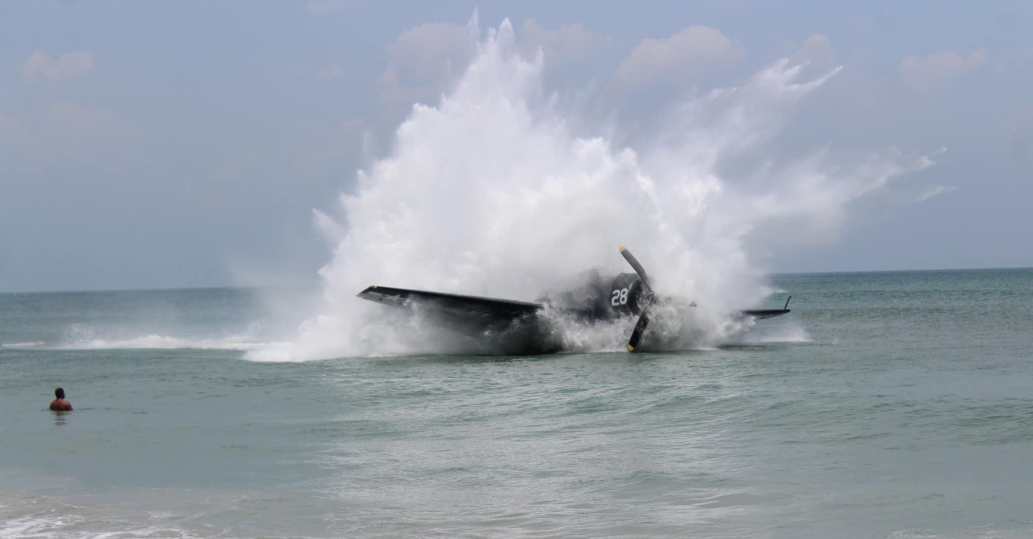Бомбардировщик совершил аварийную посадку на воду во Флориде