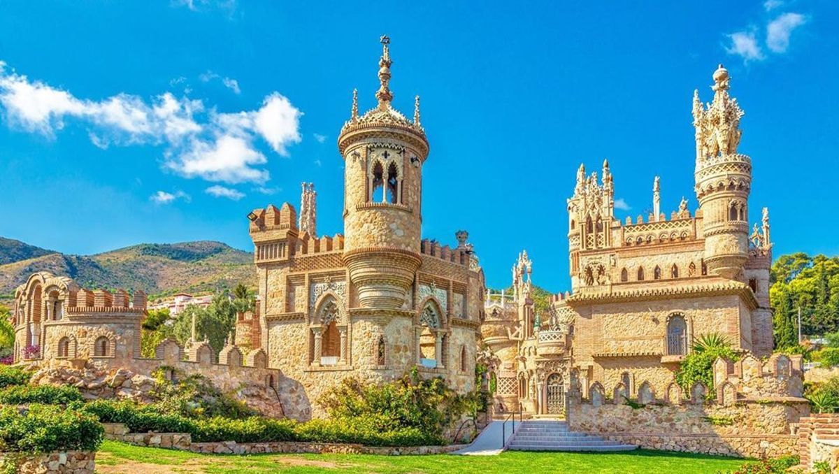 Замок Коломарес в Іспанії