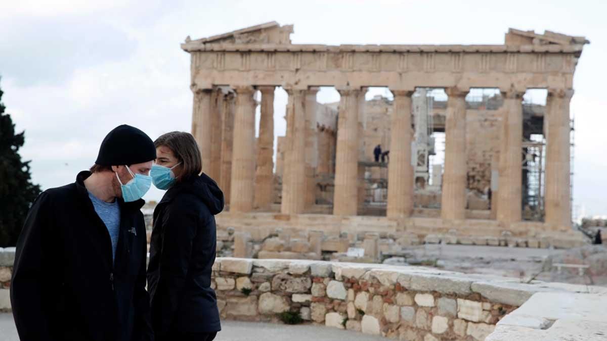 Греция смягчает карантин: откроют пляжи и музеи