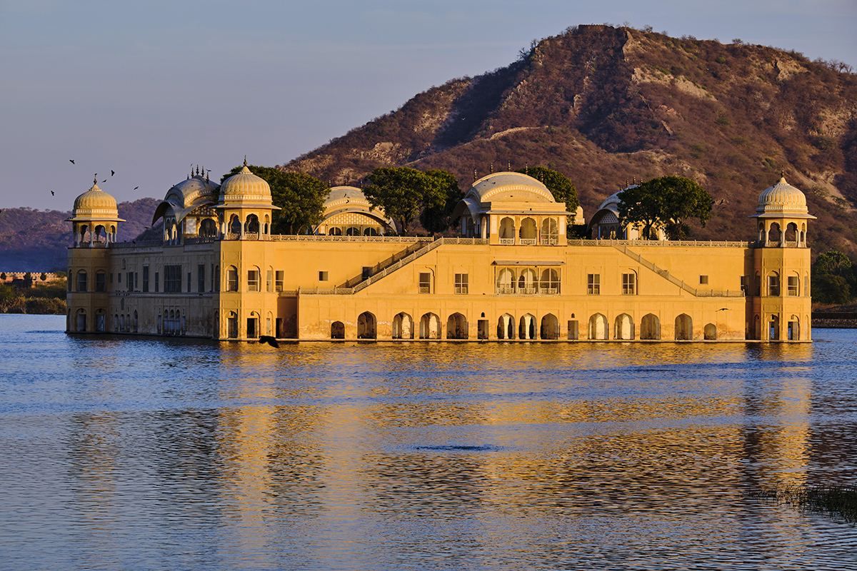 Неймовірний палац Джал-Махал в Індії, захований під водою