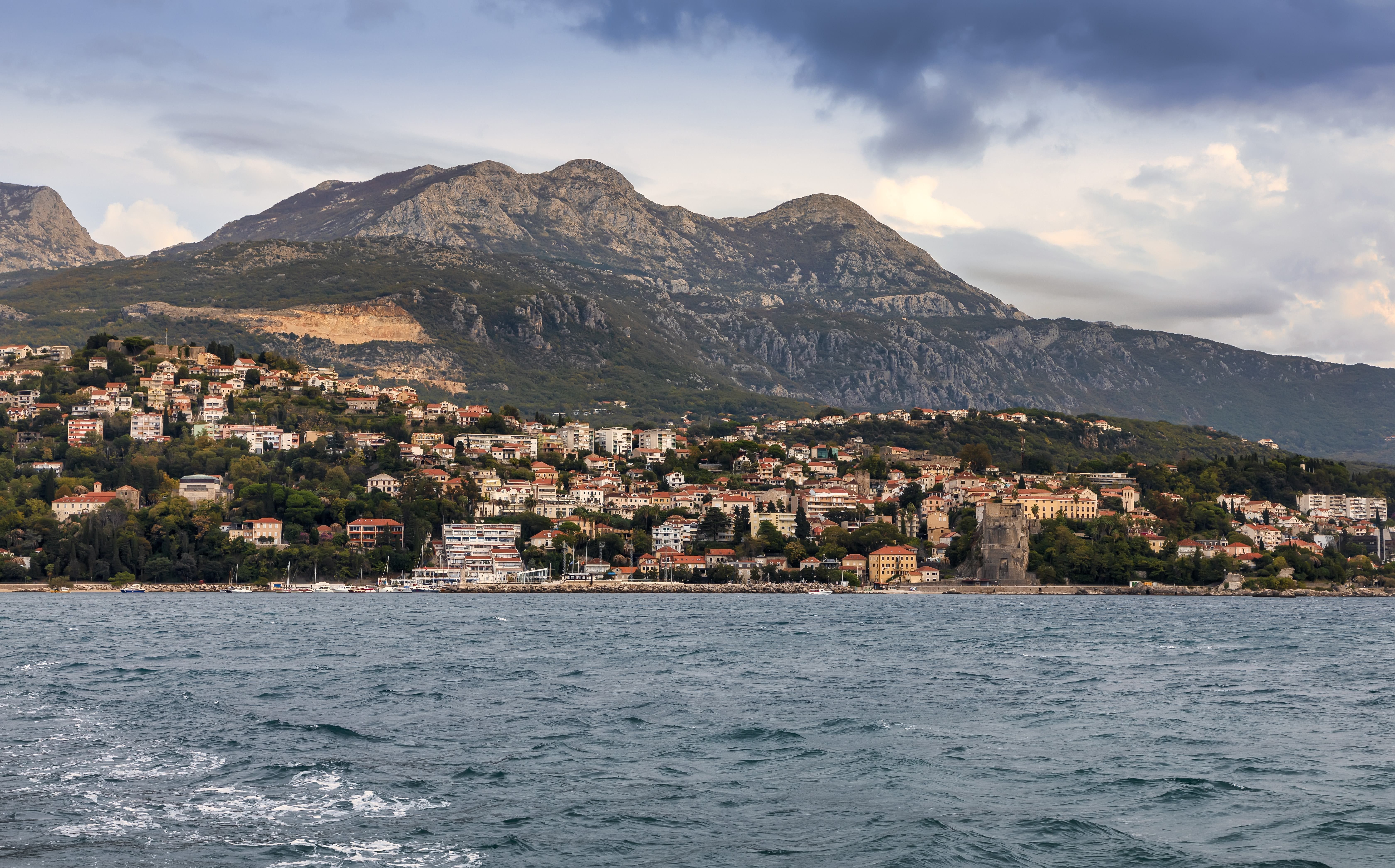 Чорногорія обіцяє туристам безплатні ПЛР-тести та лікування COVID-19