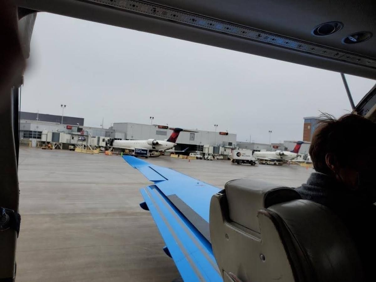 Двері літака відвалилася під час зльоту Двері літака відвалилася під час зльоту