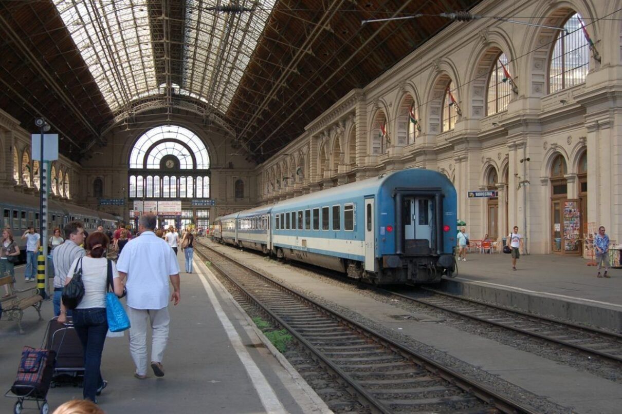 Укрзалізниця відновлює перші міжнародні маршрути в Угорщину та Австрію Укрзалізниця відновлює перші міжнародні маршрути в Угорщину та Австрію