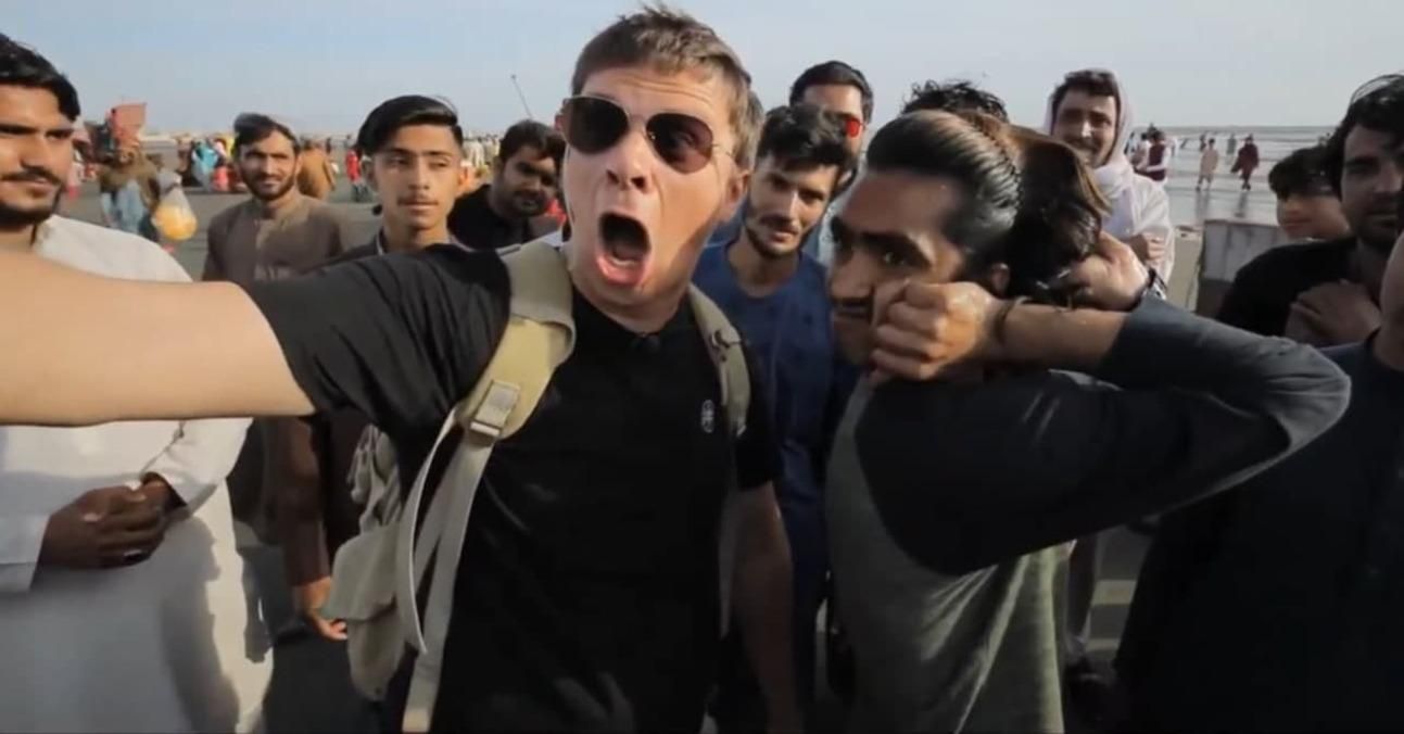 Комаров нашел парня, который способен вращать голову на 180 градусов Комаров нашел парня, который способен вращать голову на 180 градусов