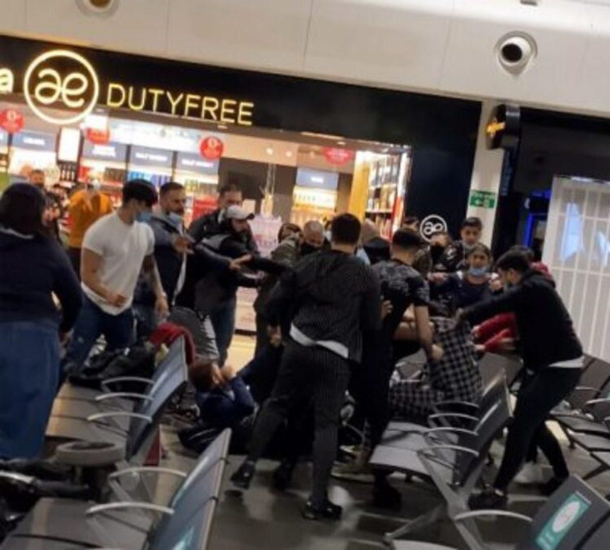 Масове побоїще в аеропорту Лондона Масове побоїще в аеропорту Лондона